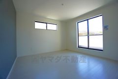 ご夫婦お二人のプライベートシーンを演出する寝室は、大容量のウォークインクローゼット付き。