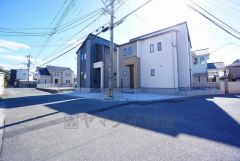 前面道路は公道北側約5.6ｍ、公道北西側約6.4ｍ。幅広いため車の離合や駐車がスムーズです＾＾