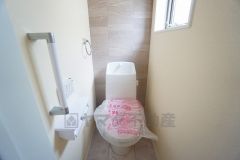 温水洗浄機付トイレです。節水機能もあるので、安心して使えますね。もちろん、1階2階の2ヶ所にトイレがあるので、忙しい朝にもゆとりができますね。