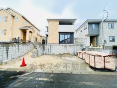 駐車スペースはゆとりある2台分を確保。マイカー用に、お客さま用に、余裕を持ってご利用いただけます。