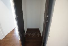 廊下収納完備。掃除用品などの収納に便利です＾＾