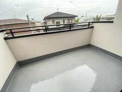 風通しも良く日当たり良好なバルコニーは、洗濯物を干すだけでなく、テーブルセットを置いて休日にブランチ、星を眺めながら晩酌もいいですね＾＾バルコニーのあるステキな生活をお楽しみください＾＾