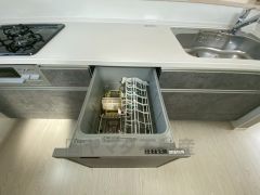 家事の時間が短縮できる食器洗浄乾燥機付。後片付けもラクラクです。 食器を洗う手間が減るので家族とのコミュニケーションの時間や自分の時間が増えますね。