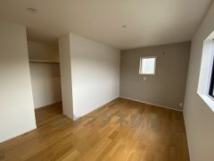 住む人のこだわりを活かす洋室＾＾日当たりがよく、寝室としての利用もおすすめ。広めのクローゼットもあり荷物もすっきり片付けれ、ゆとりのある暮らしが出来ます＾＾