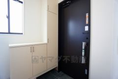 たっぷり収納できるシューズボックスです。家族全員の靴がきれいに整頓できます。棚の上にお花や写真を飾っても良いですね。