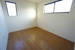 2面採光を確保した明るい室内は、風通しも良く、大変居心地の良い空間となっております。爽やかな風を感じて起きる朝は、快適生活の始まりに。