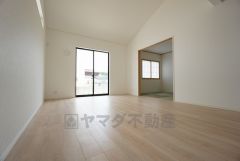 同仕様写真。断熱性能の窓ガラスを採用。省エネ、光熱費カットにも貢献します。 夏は涼しく、冬は暖かく快適に過ごせます。