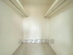 収納力豊富なウォークインクローゼット。洋服や小物などを1箇所にまとめて美しい収納を実現します。