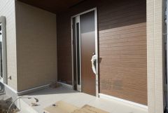 家の顔となる玄関扉がかっこいいと、たくさんの人を招き入れたくなりますね＾＾奥まって設置されており、雨にも濡れにくくなっています。