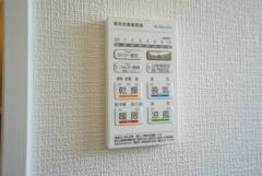 雨の日の洗濯も安心できる浴室暖房乾燥機付き浴室。リモコンで操作もボタン1つで簡単。 浴室暖房乾燥機には、暖房、乾燥、涼風、換気の4つの機能が付いています。タイマー付きです。
