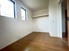 木目調のシンプルデザインで落ち着きと安らぎの空間に仕上げています。各部屋に収納が完備されているので、お荷物が多くなっても安心の設計です。