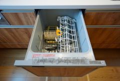 家事の時間が短縮できる食器洗浄乾燥機付。後片付けもラクラクです。 食器を洗う手間が減るので家族とのコミュニケーションの時間や自分の時間が増えますね。