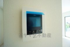 防犯性もばっちり、TVモニター付きインターフォン完備。大きなモニターで玄関先を確認できます。録画機能が付いているので不在時の訪問者も確認できて安心です^^