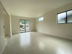 大きな窓のあるリビングは、陽光あふれる明るい空間です。居心地良く、ご家族皆がゆったり寛げる憩いの空間となりそうです。