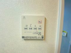 雨の日の洗濯も安心できる浴室暖房乾燥機付き浴室。リモコンで操作もボタン1つで簡単。 浴室暖房乾燥機には、暖房、乾燥、涼風、換気の4つの機能が付いています。タイマー付きです。