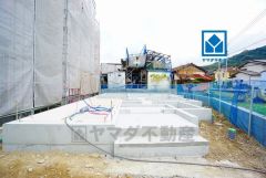 コンビニまで徒歩6分。スーパーまで徒歩13分。ドラッグストアまで徒歩12分。