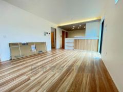 家族が集まる開放的なリビング。約17.9帖の大空間で毎日のお食事が楽しみです＾＾思い思いの時間を過ごしたり、家族みんなで食事をしたり、素敵な団らんの場になりますね。