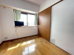 木目調のシンプルデザインで落ち着きと安らぎの空間に仕上げています。各部屋に収納が完備されているので、お荷物が多くなっても安心の設計です。