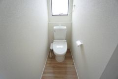 温水洗浄機付トイレです。節水機能もあるので、安心して使えますね。もちろん、1階2階の2ヶ所にトイレがあるので、忙しい朝にもゆとりができますね。