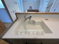 色も形もキレイなシンクは、広さも確保しているので、大きめの鍋も簡単に洗えます。