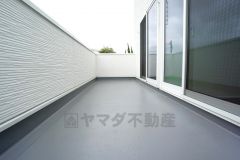 バルコニーは日当たり良好です。お洗濯物も気持ちよく干せそうです。 テーブルとイスを置いてカフェタイムや日光浴、星を眺めたりも良いですね^^