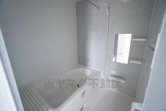 1坪サイズの浴室は、足をのばしてリラックスできます。浴室乾燥機付きなので、雨の日も気にせず洗濯物が干せます。