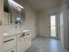 レバーシャワーで引き出して使用できます。収納も一体型になっているので、ドライヤーやヘアアイロンの置き場に困りませんね。