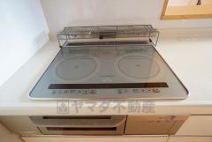 お手入れのしやすいIHクッキングヒーターです。 3口コンロなので、効率よくお料理が楽しめます。毎日のお料理も楽しくなりますね＾＾