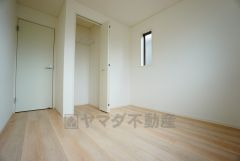 同仕様写真。住む人のこだわりを活かす洋室＾＾日当たりがよく、寝室としての利用もおすすめ。広めのクローゼットもあり荷物もすっきり片付けれ、ゆとりのある暮らしが出来ます＾＾