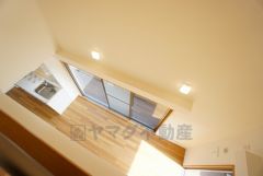 ダイニング上部が吹き抜けになっております。上下の空間が繋がってるので、ご家族の気配を感じられます＾＾