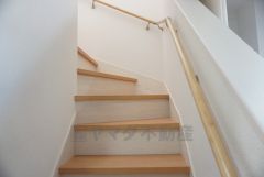 同仕様写真。ご年配の方でも安心できる、手すり付き階段です＾＾段差も低めで設定されてますので安全性にも優れてますね＾＾