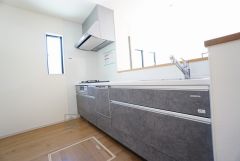 対面式カウンターキッチンでお子様の様子が見守れます。カウンタートップは耐熱性に優れており、日ごろのお掃除もふき取るだけでＯＫ。ステンレスシンクも簡単にお掃除できますよ。