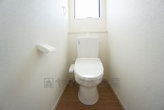 温水洗浄機付トイレです。節水機能もあるので、安心して使えますね。もちろん、1階2階の2ヶ所にトイレがあるので、忙しい朝にもゆとりができますね。