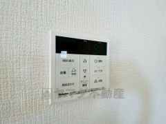 給湯器リモコンはキッチン横からボタンひとつで操作が楽々。通話ボタン付きでお子様とも会話ができて安心です。