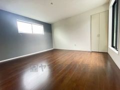 同仕様写真。住む人のこだわりを活かす洋室＾＾日当たりがよく、寝室としての利用もおすすめ。広めのクローゼットもあり荷物もすっきり片付けれ、ゆとりのある暮らしが出来ます＾＾