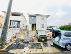 駐車スペースはゆとりある2台分を確保。マイカー用に、お客さま用に、余裕を持ってご利用いただけます。