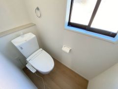 1階2階の2ヶ所にトイレがありますので、忙しい朝にも家族に気を使わず、ゆとりが生まれますね＾＾ 小窓付きで換気する時に便利です＾＾