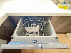 家事の時間が短縮できる食器洗浄乾燥機付。後片付けもラクラクです。 食器を洗う手間が減るので家族とのコミュニケーションの時間や自分の時間が増えますね。