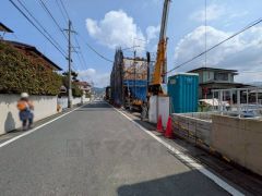 前面道路は北西側約6ｍ、南西側約4.5ｍ。