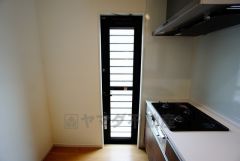 同仕様写真。勝手口付きキッチン。においがこもりやすいキッチンの換気にも役立ちます。ごみの仮置きにもなり、便利です＾＾