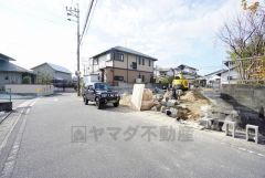 前面道路は公道東側約5.7～6.1ｍ。幅広いため車の離合や駐車がスムーズです＾＾