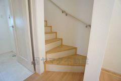 ご年配の方でも安心できる、手すり付き階段です＾＾段差も低めで設定されてますので安全性にも優れてますね＾＾