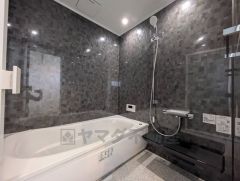 1日の疲れを癒すくつろぎのバスルーム。足を伸ばしてもゆったりと入れるサイズです。お子様と一緒にお風呂に入っても狭くないですね^^