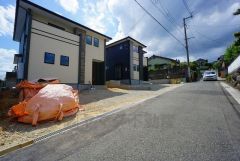 前面道路は交通量が少なく、小さなお子様がいるご家庭も安心です＾＾