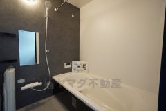 1日の疲れを癒すくつろぎのバスルーム。足を伸ばしてもゆったりと入れるサイズです。お子様と一緒にお風呂に入っても狭くないですね^^