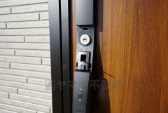 同仕様写真。かざすだけで開閉できる、タッチキー採用の玄関。お買い物帰りで、両手がふさがってきても簡単に中に入れます＾＾