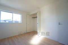 木目調のシンプルデザインで落ち着きと安らぎの空間に仕上げています。各部屋に収納が完備されているので、お荷物が多くなっても安心の設計です。