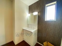 三面鏡つき洗面台。鏡裏にたっぷりとした収納スペースがあります。鏡を閉めてしまえば小物は見えないため、スッキリとした印象の洗面台にできます。