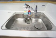 広々とした凸型シンクに洗剤ポケットを標準装備。大きなお鍋など洗いやすいです。洗剤や石鹸、スポンジもすっきりできる収納付き。