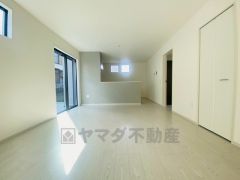 リビングは広々とした設計で、家族が集い、寛ぐ暮らしの空間を演出しています。